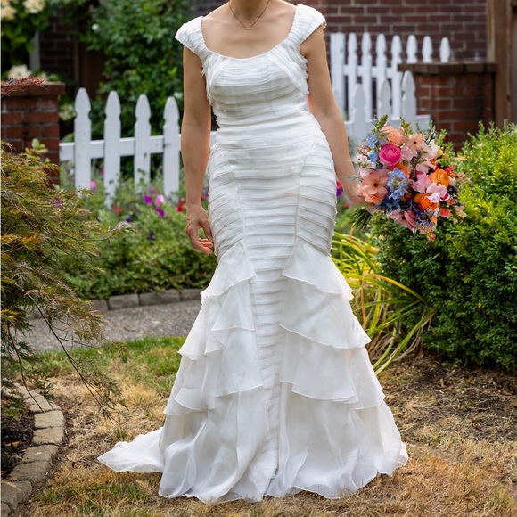 Flattering wedding gown by Theia - Picture 2 of 12